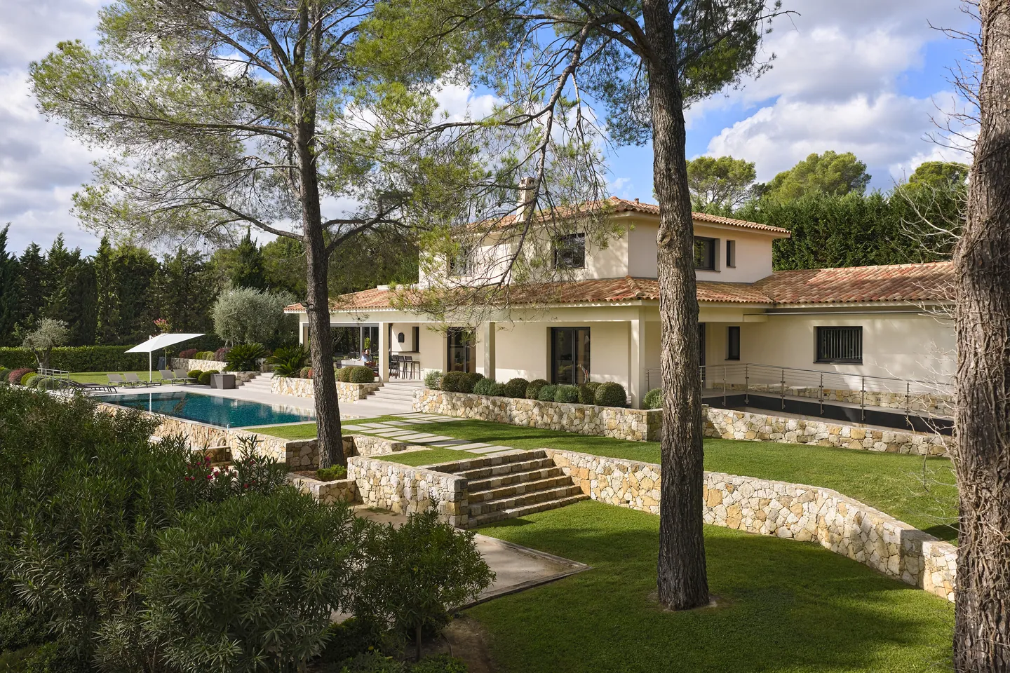 Villa Ambre, jardin en terrasses soutenu par des murets en pierre, piscine sur la gauche